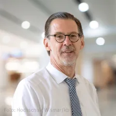 Prof. Dr. jur. Hans-Joachim Schramm, Studiengangsleiter Bachelor Wirtschaftsrecht | WINGS