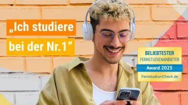 Mann mit Handy | WINGS-Fernstudium