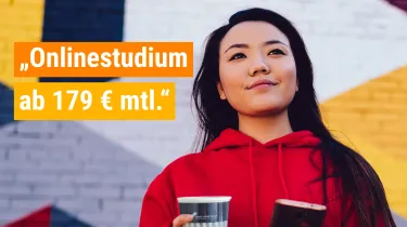 Frau mit Handy und Becher in der Hand | WINGS-Fernstudium
