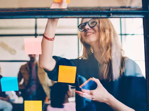 Berufsbegleitend & praxisnah weiterbilden | WINGS-Fernstudium