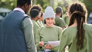 BWL trifft Soziales: Das berufsbegleitende Onlinestudium bei WINGS bildet Sozialmanager:innen aus. 