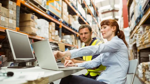 MBA Logistik and Trade Personen im Lager am Laptop