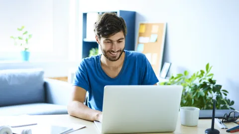Bachelor Berufsbetreuer Mann am Laptop