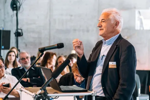 Prof. Knoflacher beim Symposium Zukunft Architektur | WINGS Fernstudium